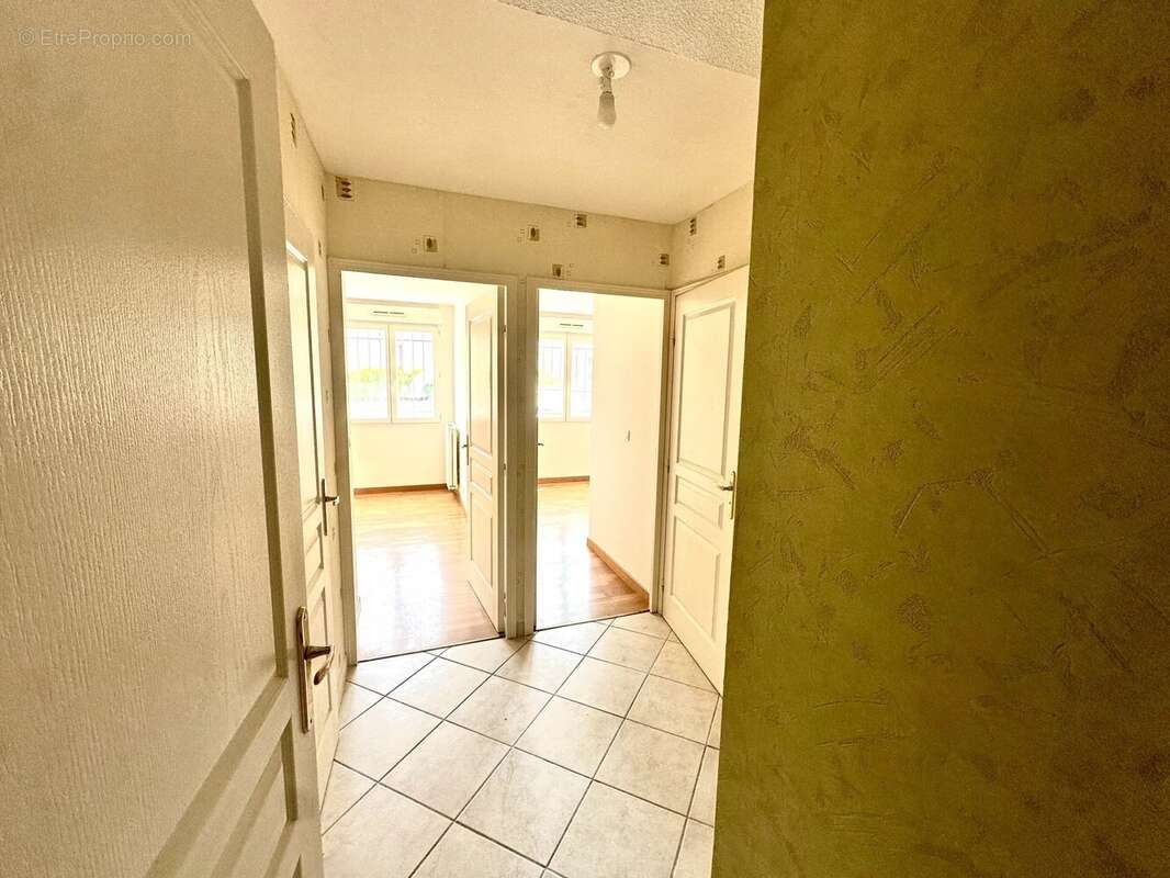 T4 lumineux de 87 m² avec balcon, ascenseur et garage en option – Secteur Gare - photo 8