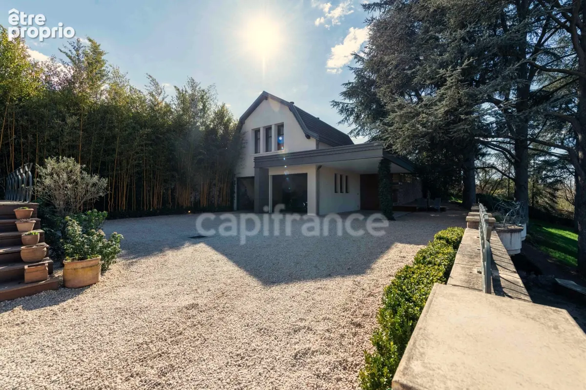Une propriété de caractère, discrète et élégante, où le charme de la Belle Époque rencontre le confort d’une rénovation récente - photo 9