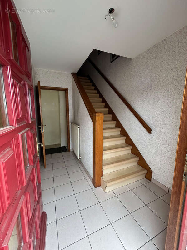 Maison à vendre dans le village de Saint-Bonnet-Le-Froid avec terrain et garage. - photo 4