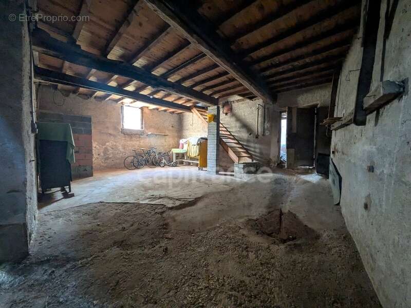 Maison a renover - essertines en donzy , 7 pièces , 164 m² , 4 /5 chambres , combles, cave, garage , terrain 526 m² - photo 3