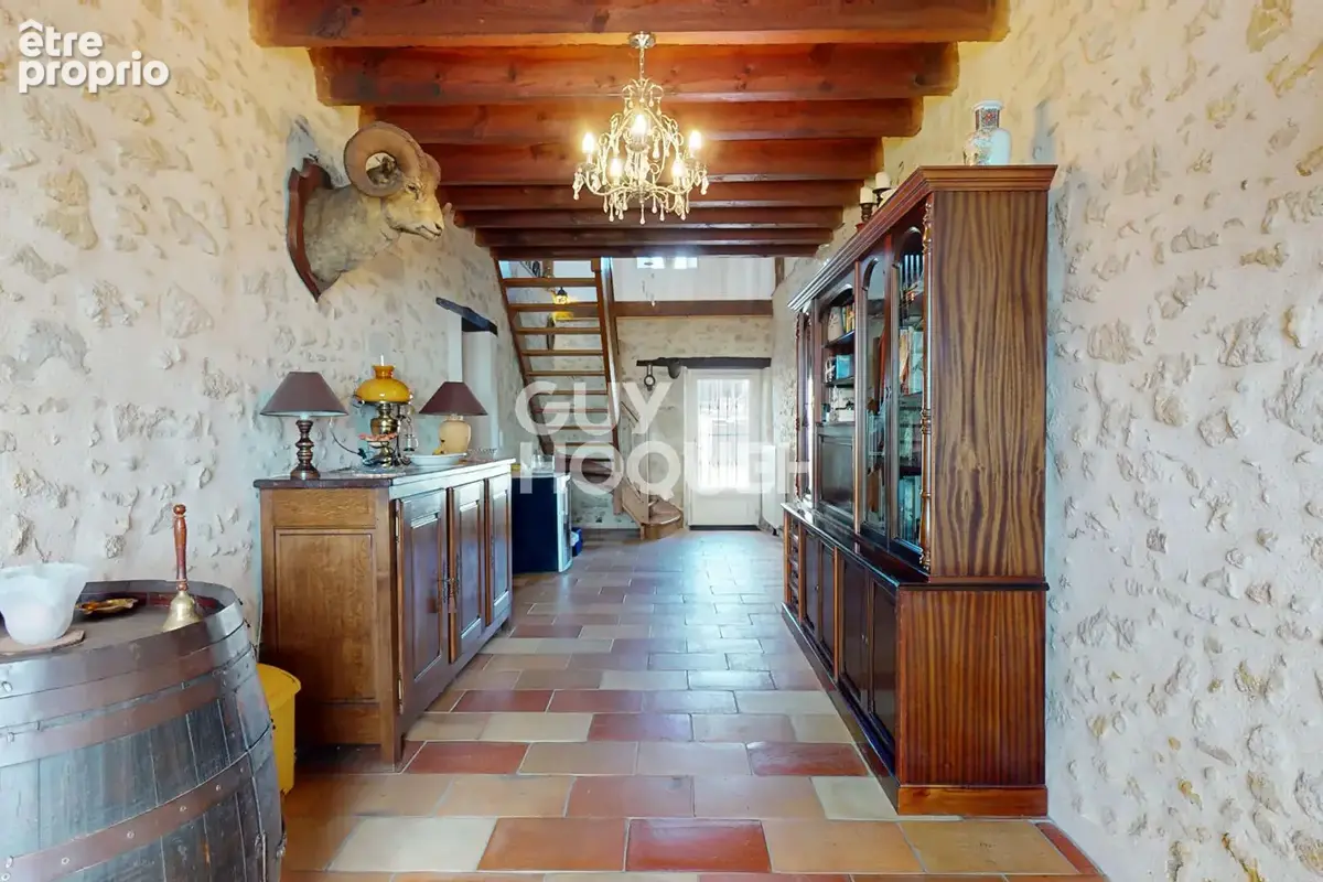 Propriété de charme en pierres apparentes de 273 m² avec dépendances et vue dominante - photo 4