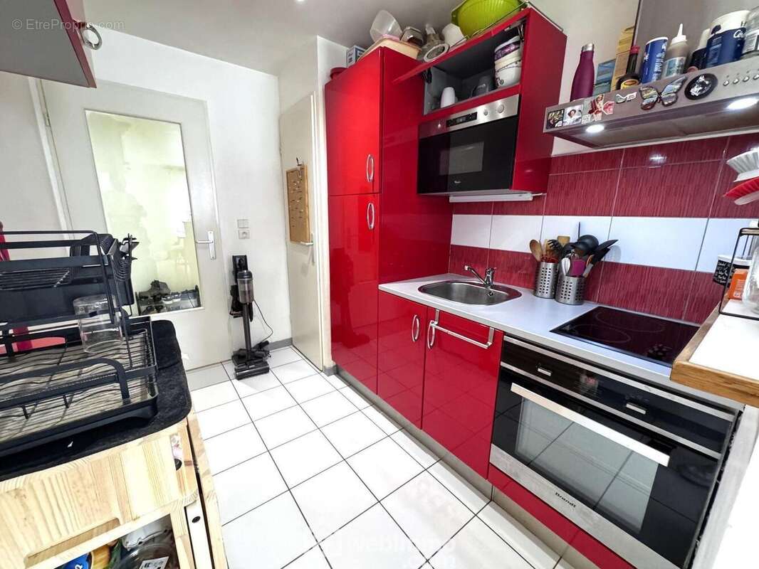Voici la cuisine ouverte aménagée et équipée - Appartement à RIS-ORANGIS