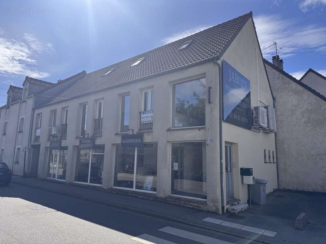 Commerce 153 m² à Les Clayes-Sous-Bois  - photo 2