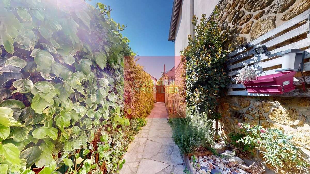 Maison à LE MESNIL-SAINT-DENIS
