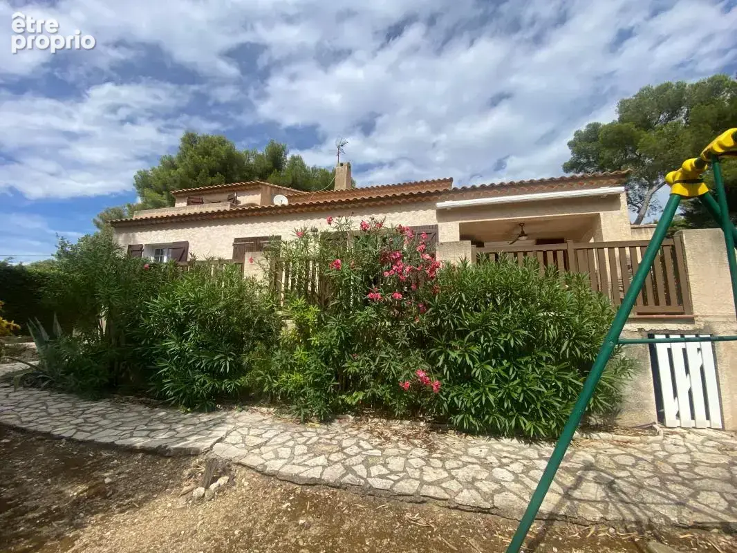 Maison À Vendre type 5 175 m² 1079 m² de terrain secteur le brusc - photo 2