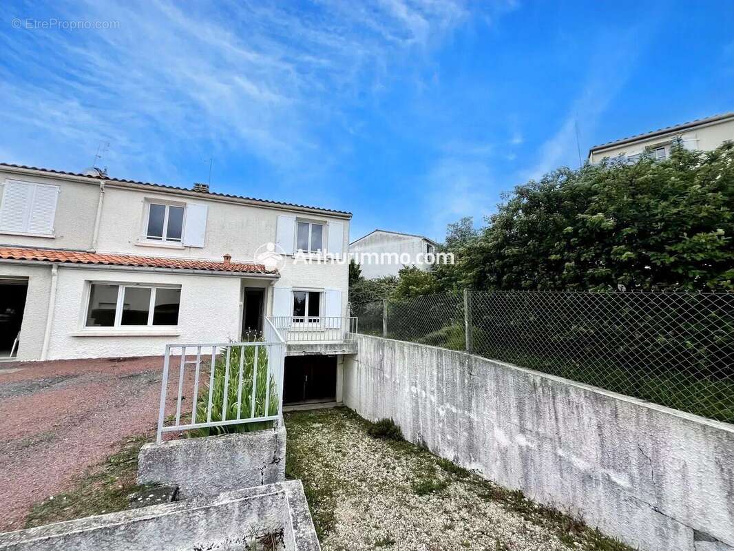 Maison à SAINT-JEAN-D'ANGELY