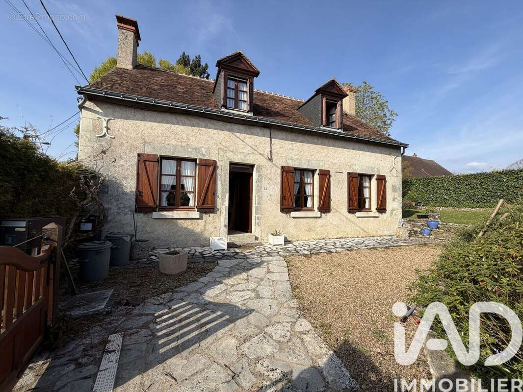 Maison 110 m² à Beaumont-La-Ronce  - photo 2