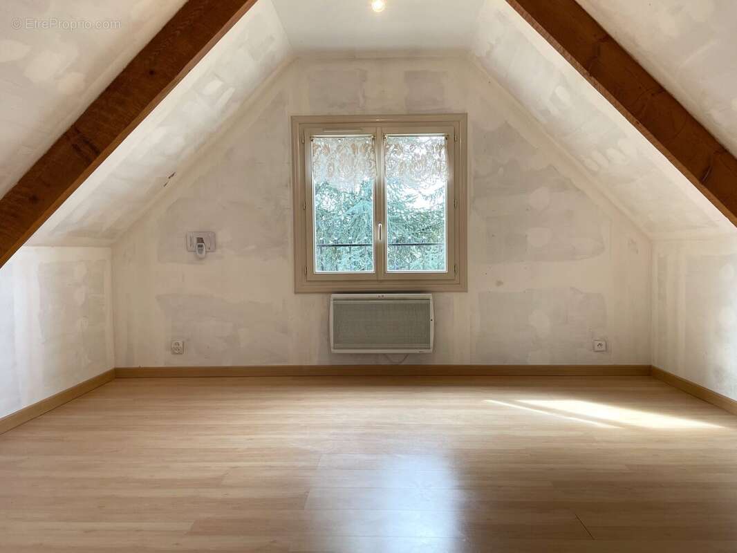 Chambre étage - Maison à CONNERRE