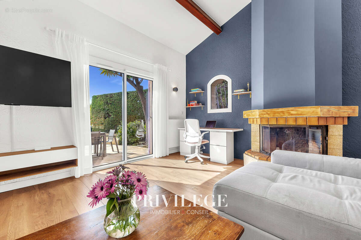 Maison à LA ROQUETTE-SUR-SIAGNE