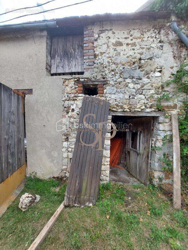 Grange, dépendances à fort potentiel, proche axes A6/A5 environ150 m² et jardin de loisirs - photo 12