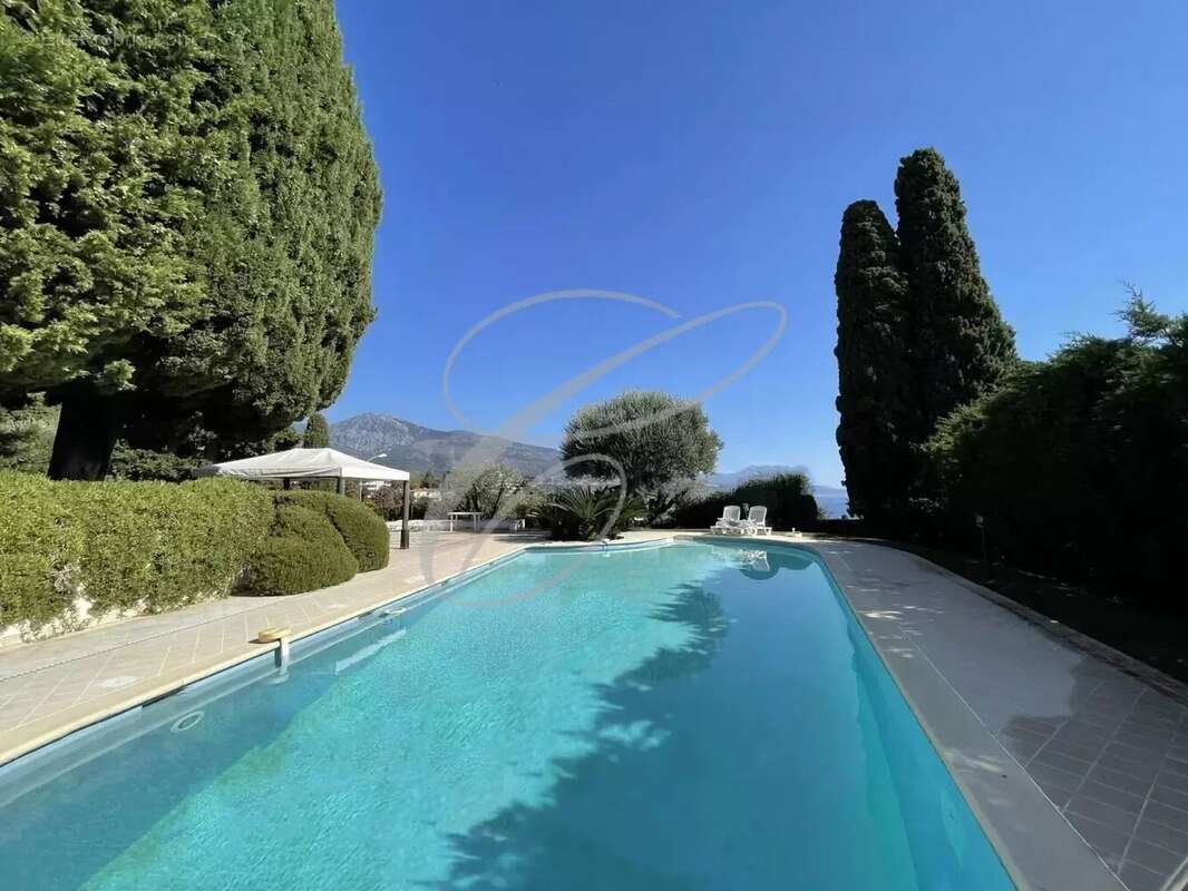 Appartement à ROQUEBRUNE-CAP-MARTIN