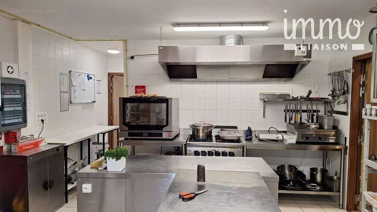 Commerce à SAINT-ANDRE-DE-CRUZIERES