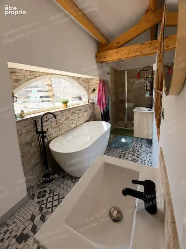 AUBIAT (63260) Maison de caractère rénovée d'environ 170 m² avec 4 chambres, suite parentale et espace professionnel - photo 6