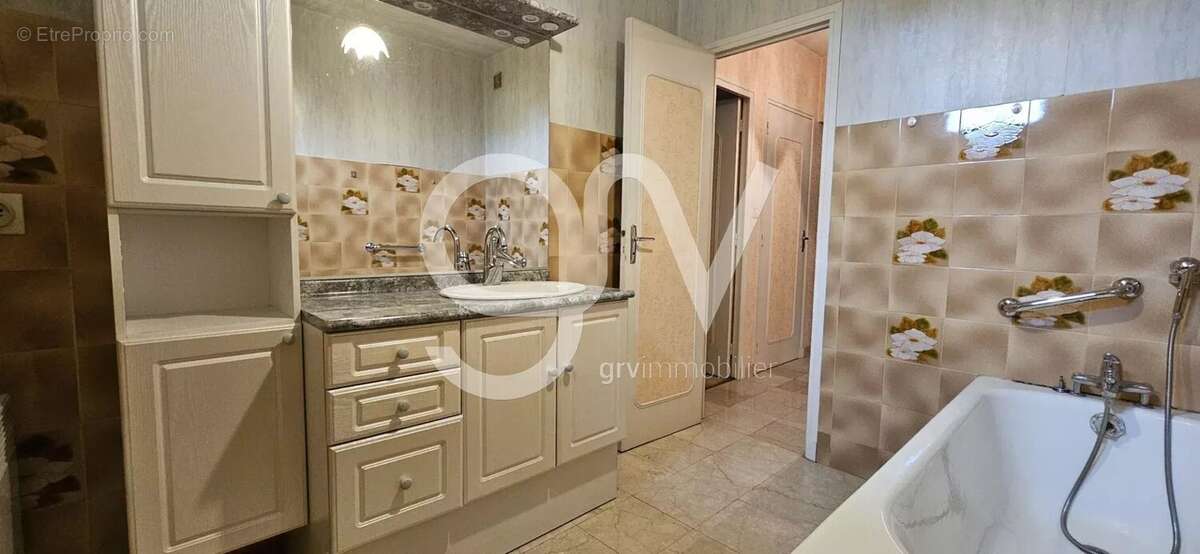 Appartement T4  117 m2 avec ascenseur _ à AURILLAC - photo 12