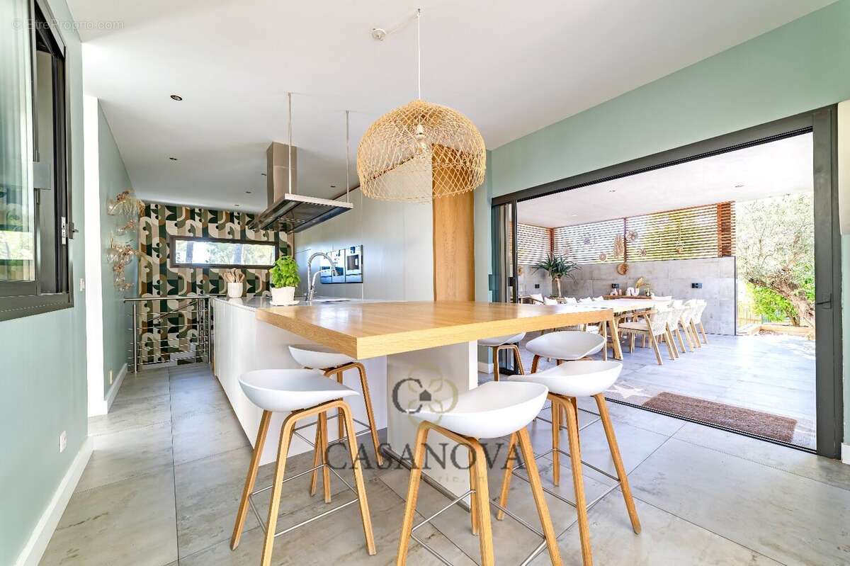 Maison à SAINT-CLEMENT-DE-RIVIERE