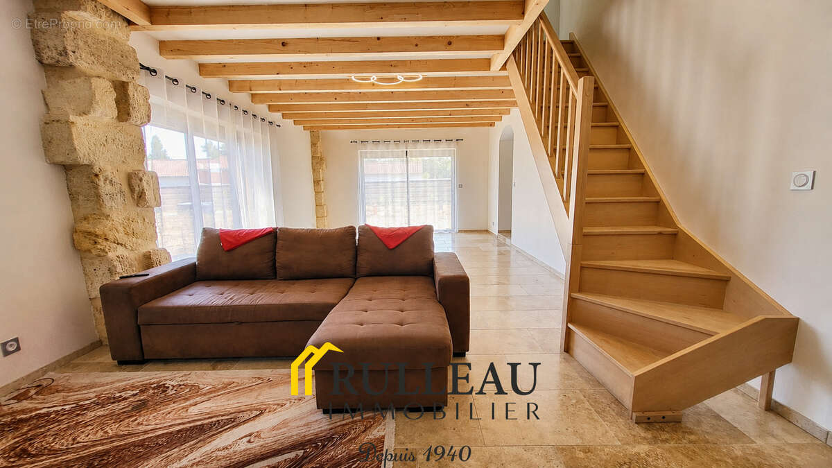 Maison en pierre rénovée de 100 m2 avec grand terrain piscinable de plus de 1 000 m2 (33620) - photo 4