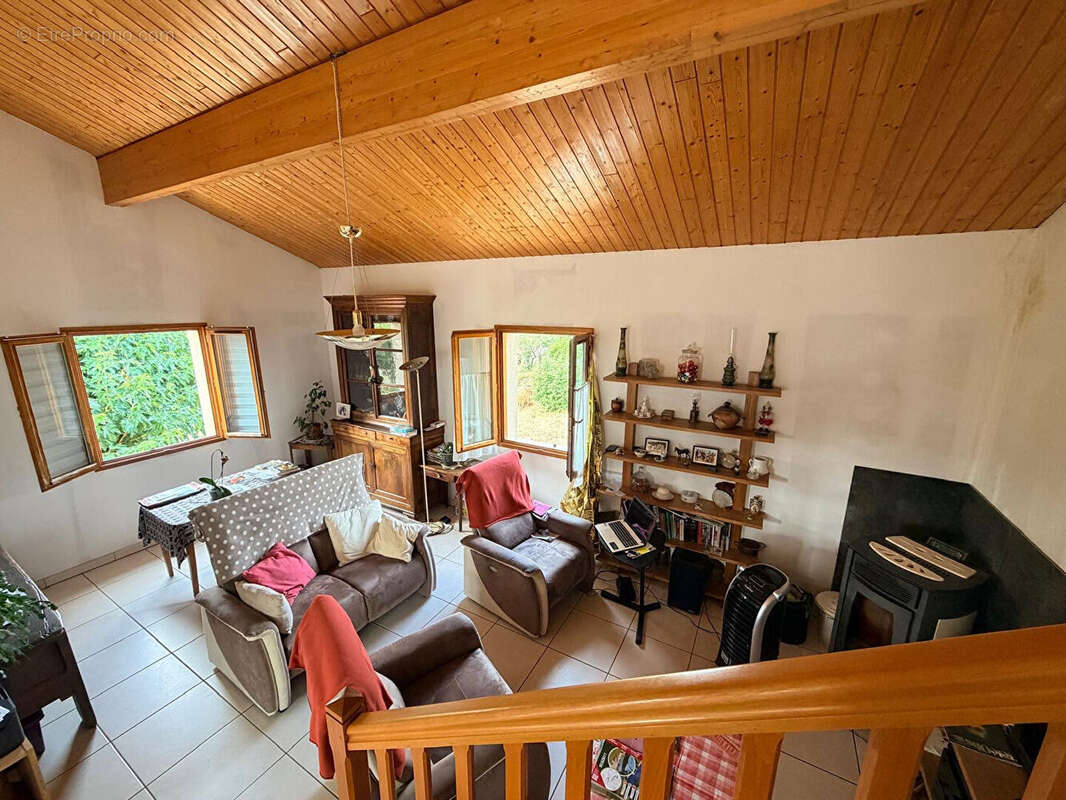 Située dans un village de caractère - photo 2