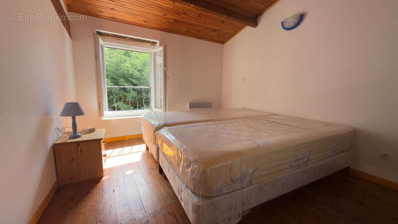 SOUS COMPROMIS - Maison de village avec jardinet et parking - Saint Trinit - photo 7