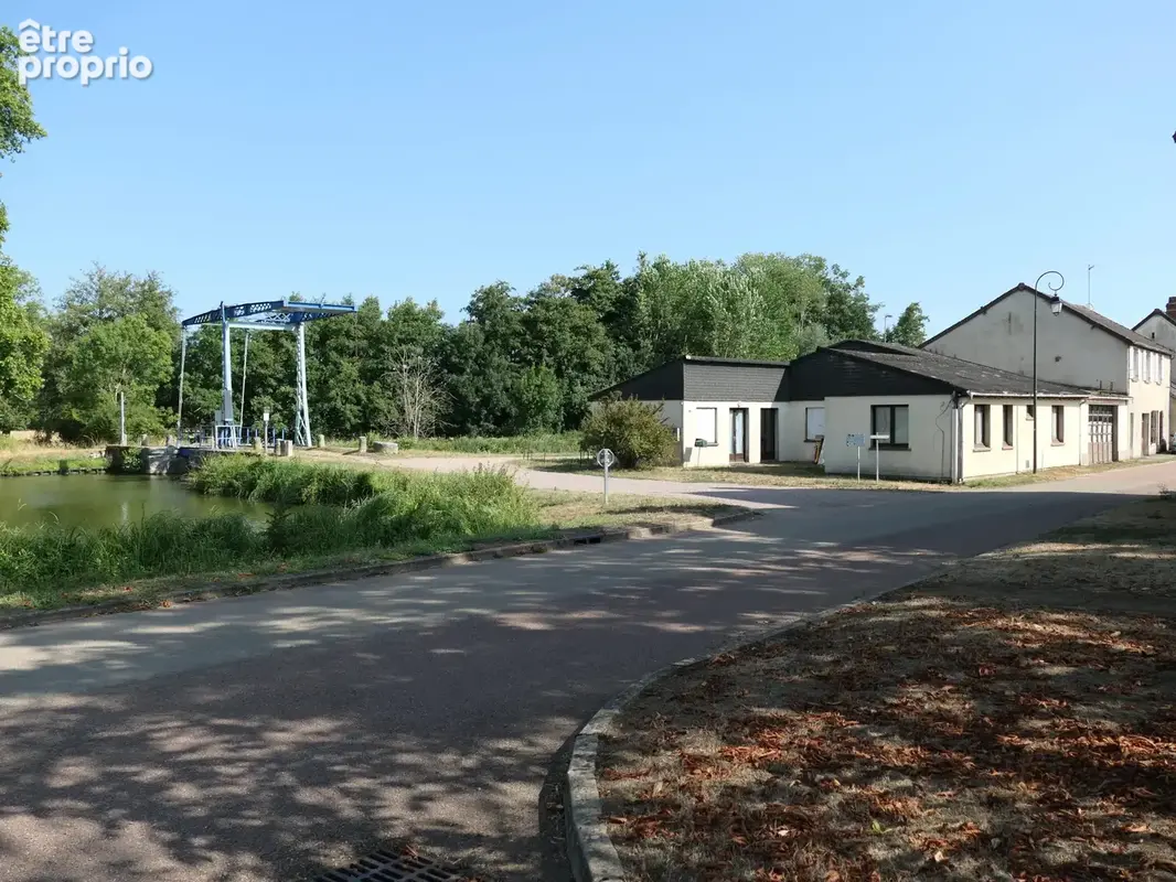 Emnsemble immobilier borde par le canal du nivernais - photo 5