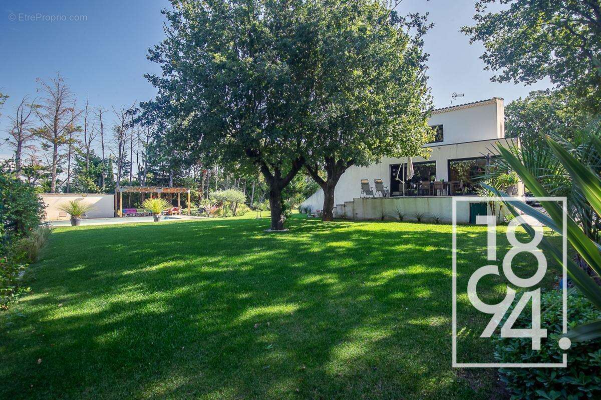 Maison 6/7 pièces de 215m2, terrain paysagé 3350m2, piscine, pool house, City stade, terrain de boule et 15 places de parking - photo 31