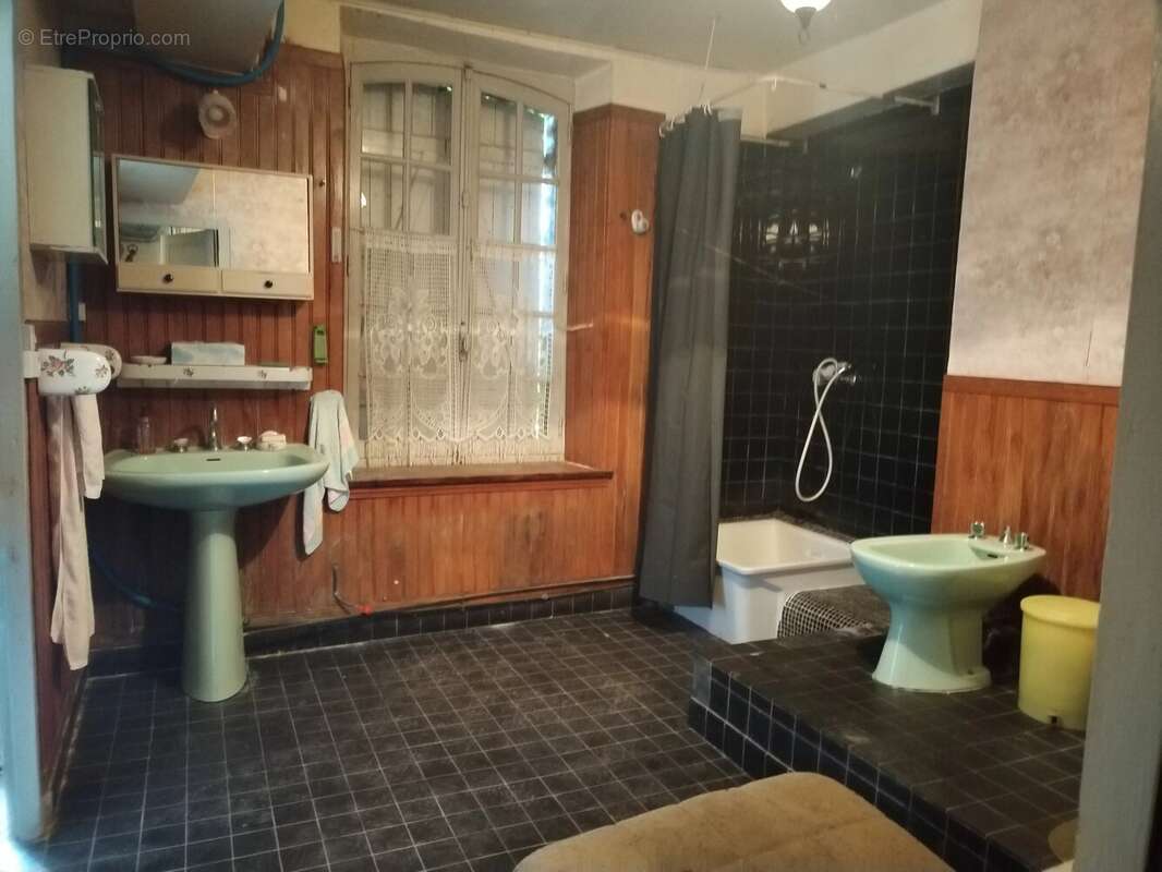 Corps de ferme à rénover – trois habitations – terrain de 6 836 m² - photo 11