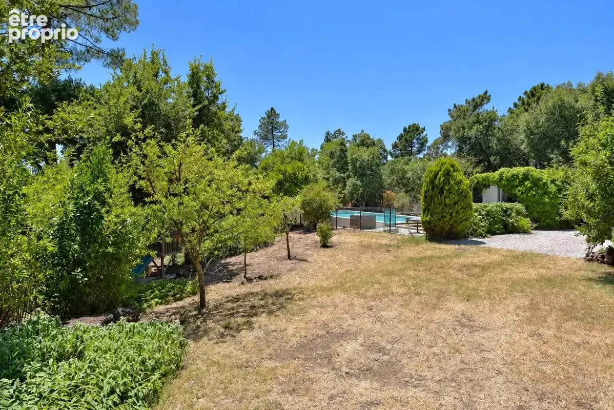Saint-Paul-en-Forêt – Villa avec piscine, cinq chambres et séjour cathédrale - photo 22