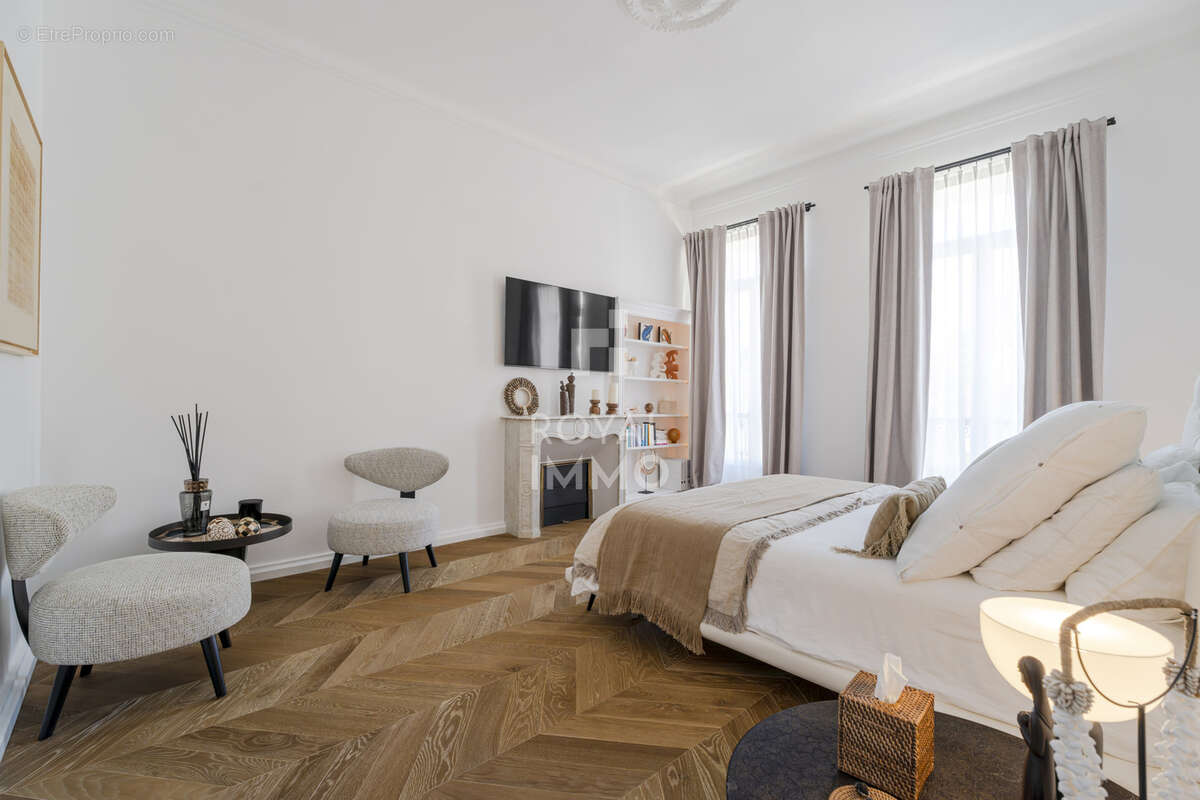 Élégant appartement haussmannien de prestige   120 m2   Hyères Centre Ville - photo 11