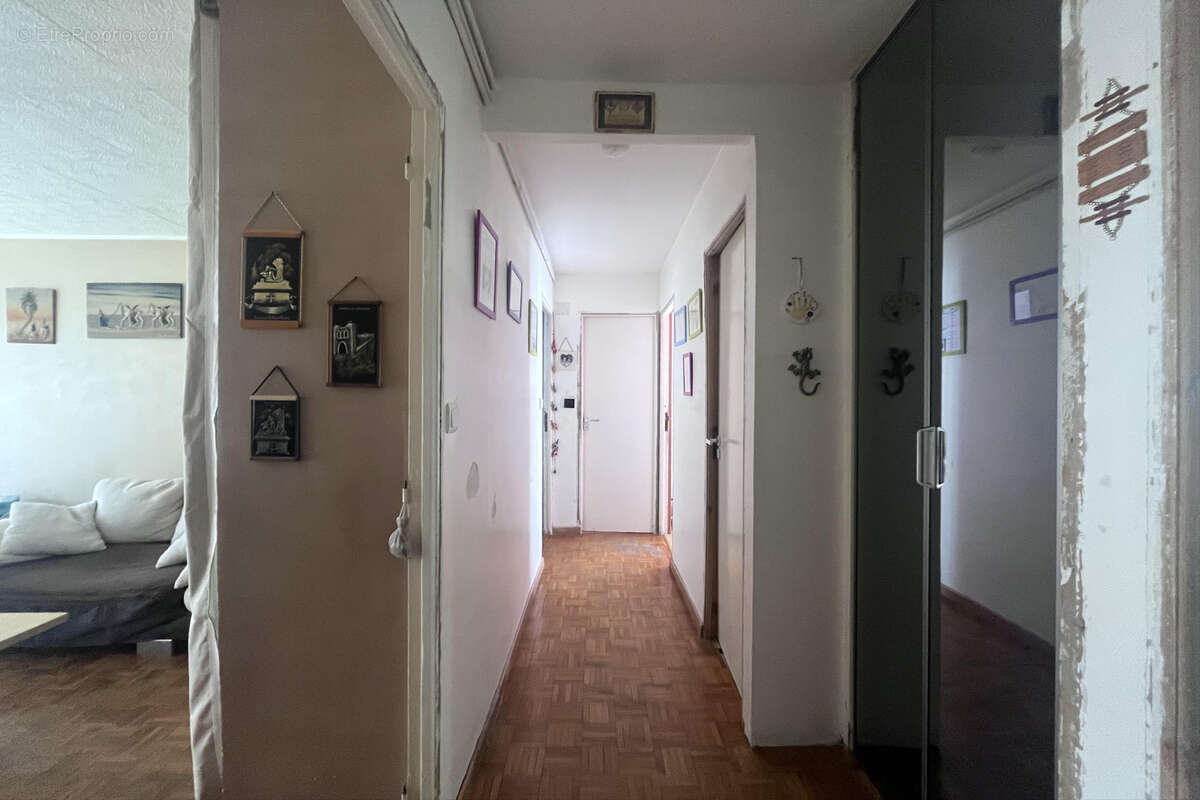 Appartement T3 avec balcon, place de paking et cave . Désirée Clary 13003 Marseille - Appartement à MARSEILLE-3E
