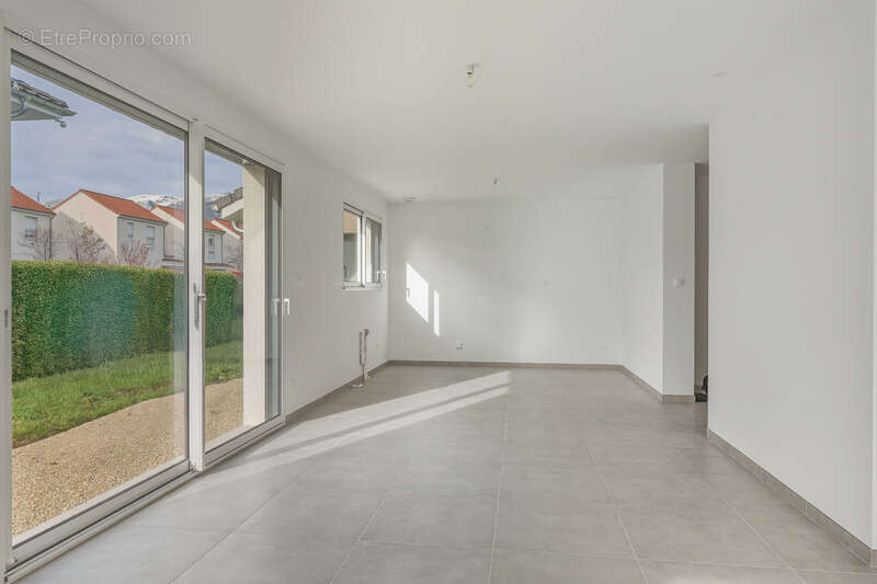 Maison à SAINT-GENIS-POUILLY