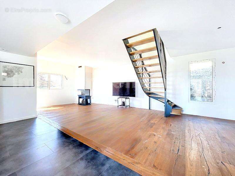 Maison_Cruseilles_grand_espace_proche_ecole_genève_frontière_suisse_ceva_bus_commerces_lumineux_calme_piscine_terrasse_extérieur_séjour_salon_cuisine_chambre_1_2_3_4_salle_de_bains_jardin_terrain_ - Maison à CRUSEILLES