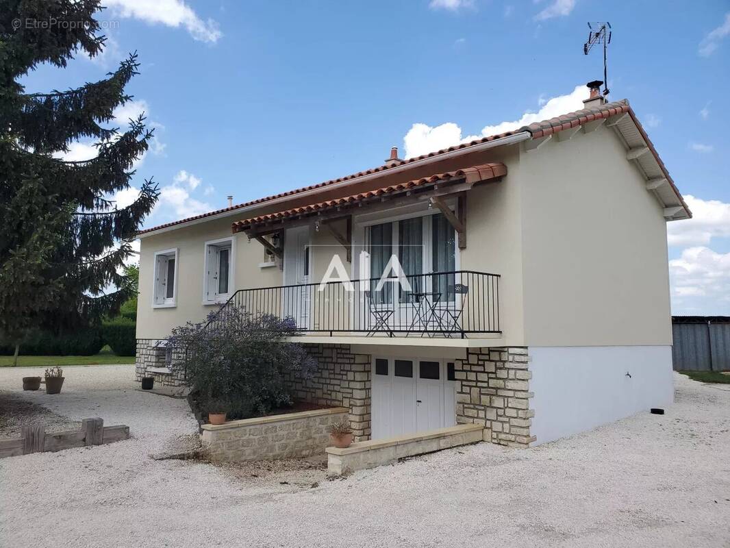 Maison à LES ADJOTS