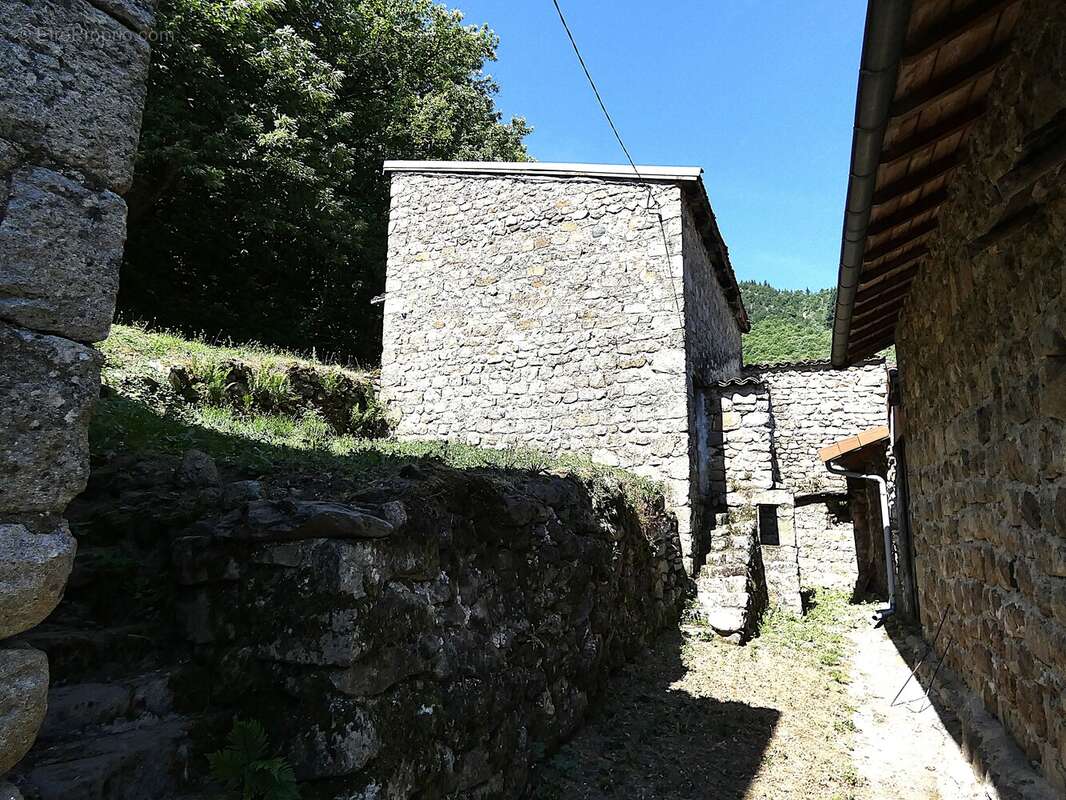 Maison en pierre avec dépendances d'environ 215 m² DORNAS (07) - photo 4