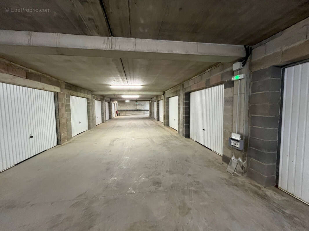 Parking à FLEURY