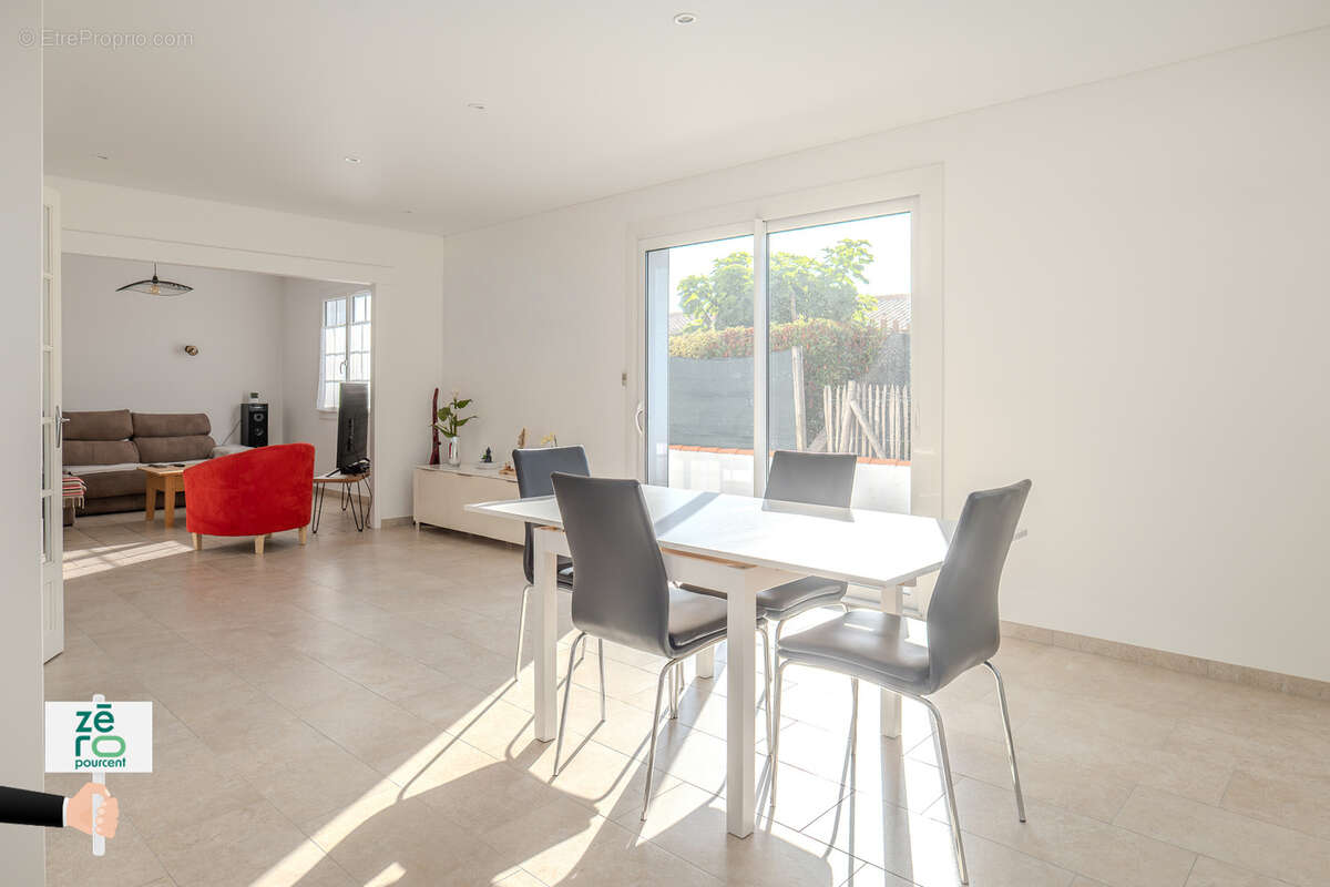 Le Fenouiller   Maison de plain-pied rénovée avec fort potentiel à 400 m du centre - photo 6