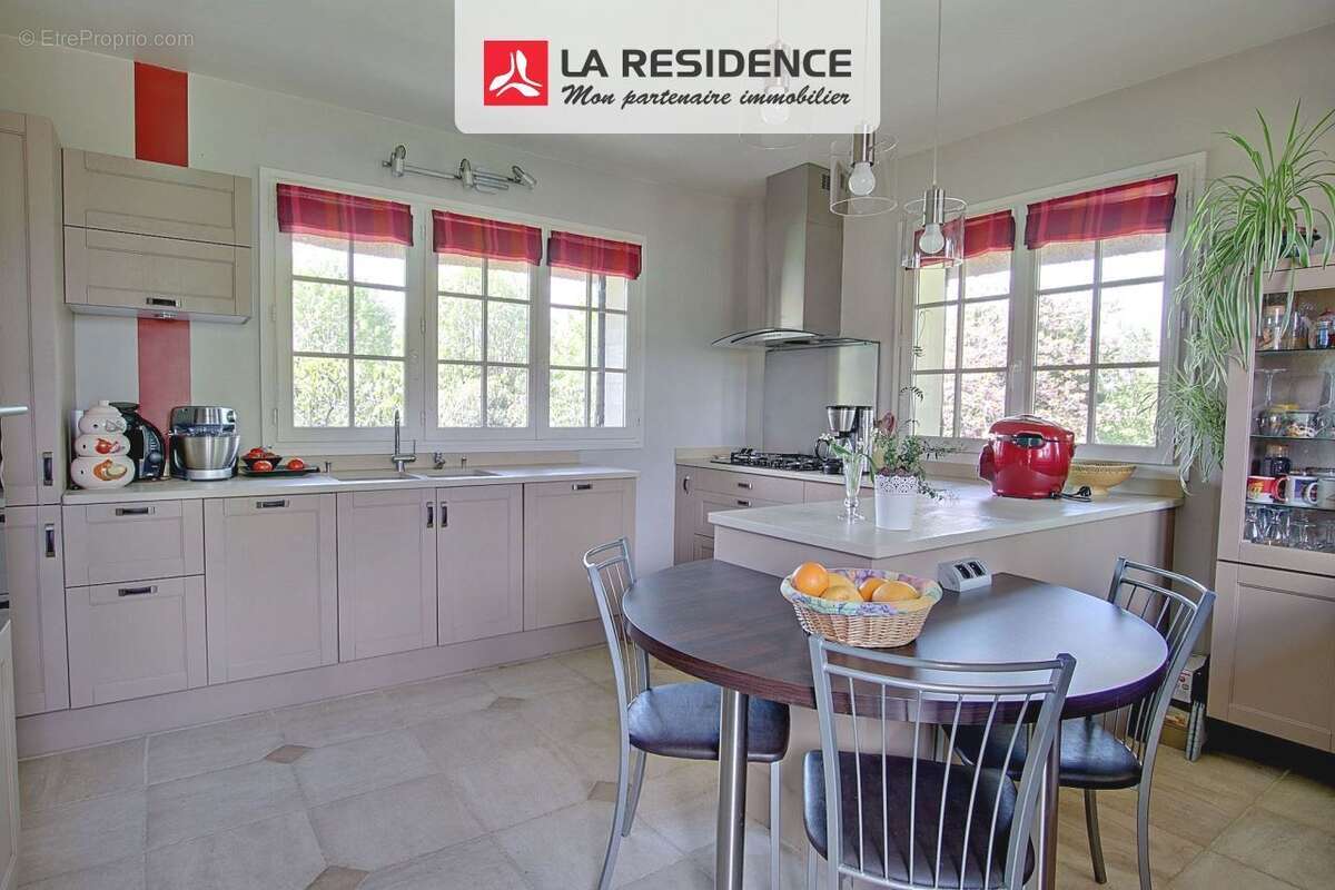 Maison à LE MESNIL-SAINT-DENIS