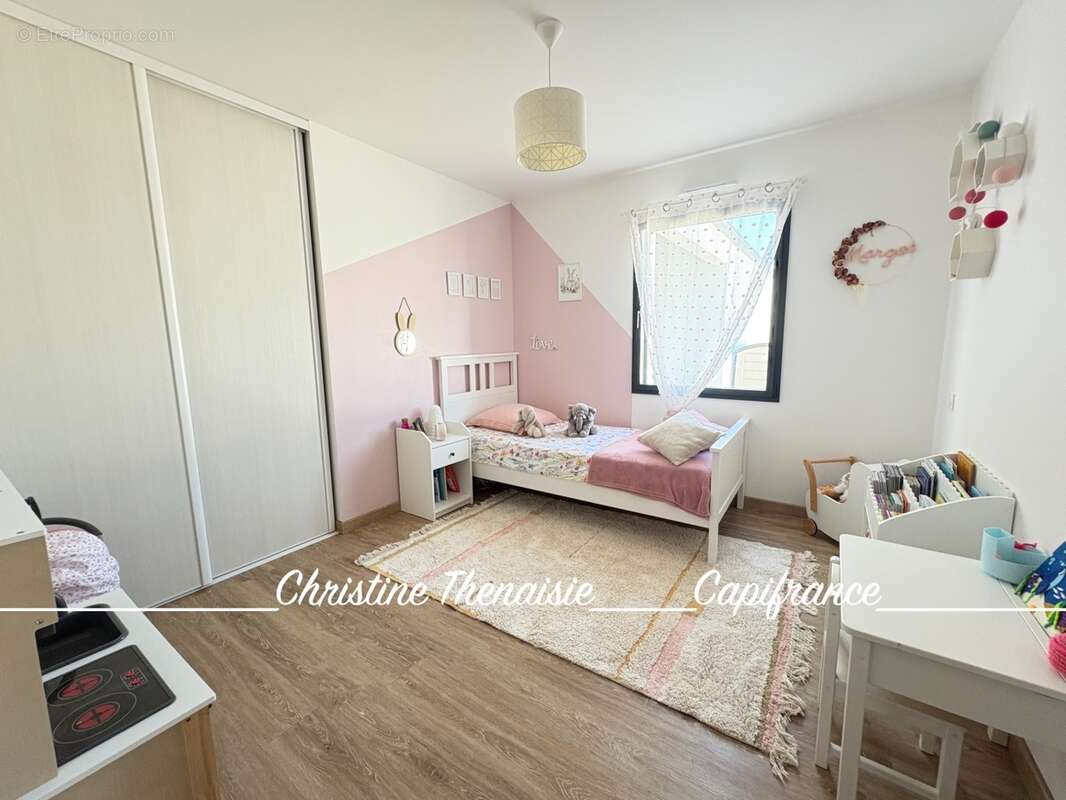 Maison récente à vendre 6 pièces : Plain-Pied - 3 chambres - Bureau - 1 salle d'eau - 1 salle de bains - 2 wc - garage - Préau S - photo 10