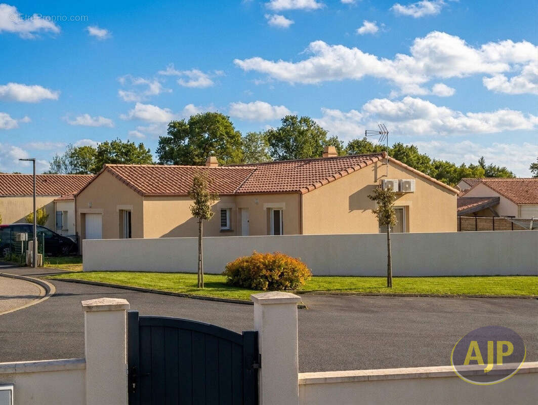 Maison à ROCHESERVIERE