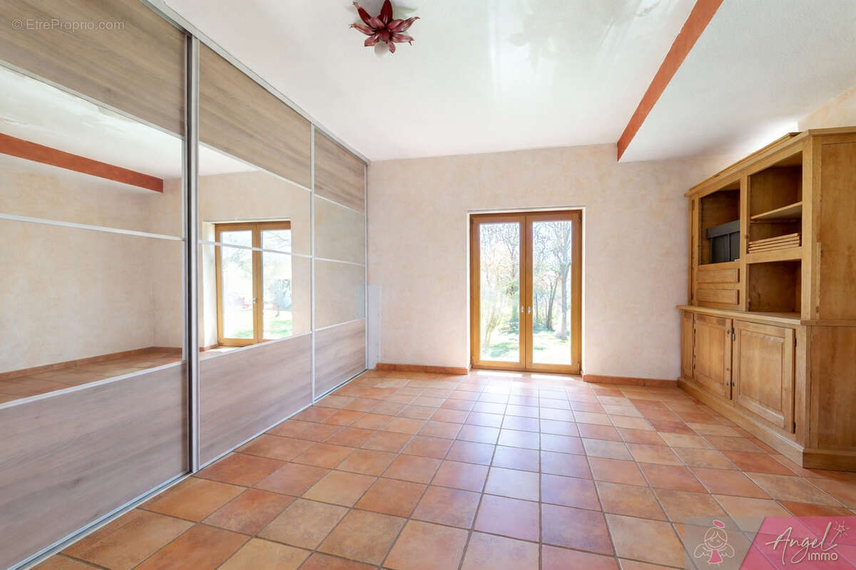 Maison en pierre de caractère 245 m2 5 chambres beaux volumes DPE C - photo 4