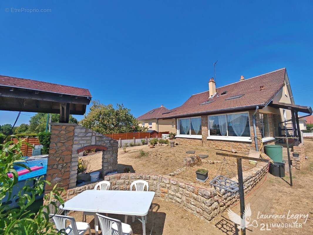 Maison familiale de 157 m² à Parigné-l'Évêque  DPE B - photo 3