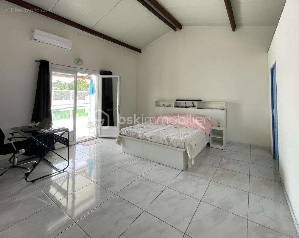 97310 – kourou – propriété d’exception sur 2,6 hectares – maison 5 pièces – piscine – suite parentale – 3 chambres de 21 m² avec - photo 6