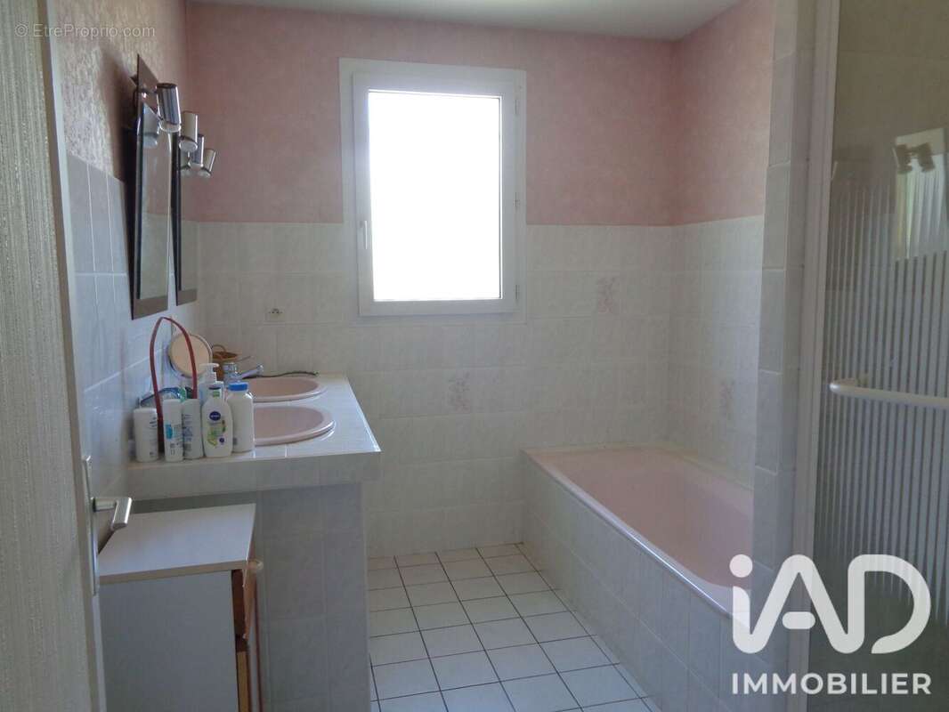 Maison 84 m² à Saintes  - photo 6