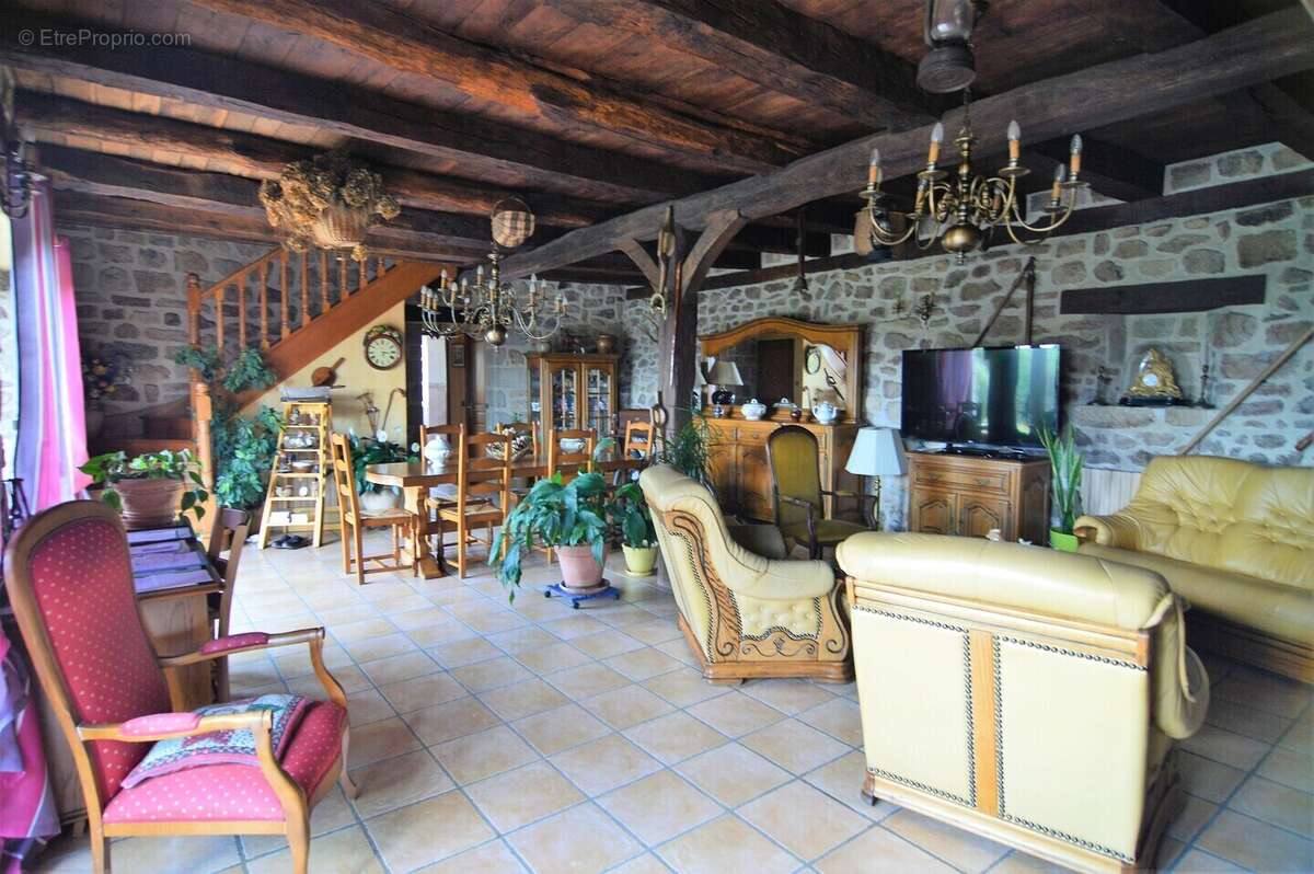 Maison à NEUVIC
