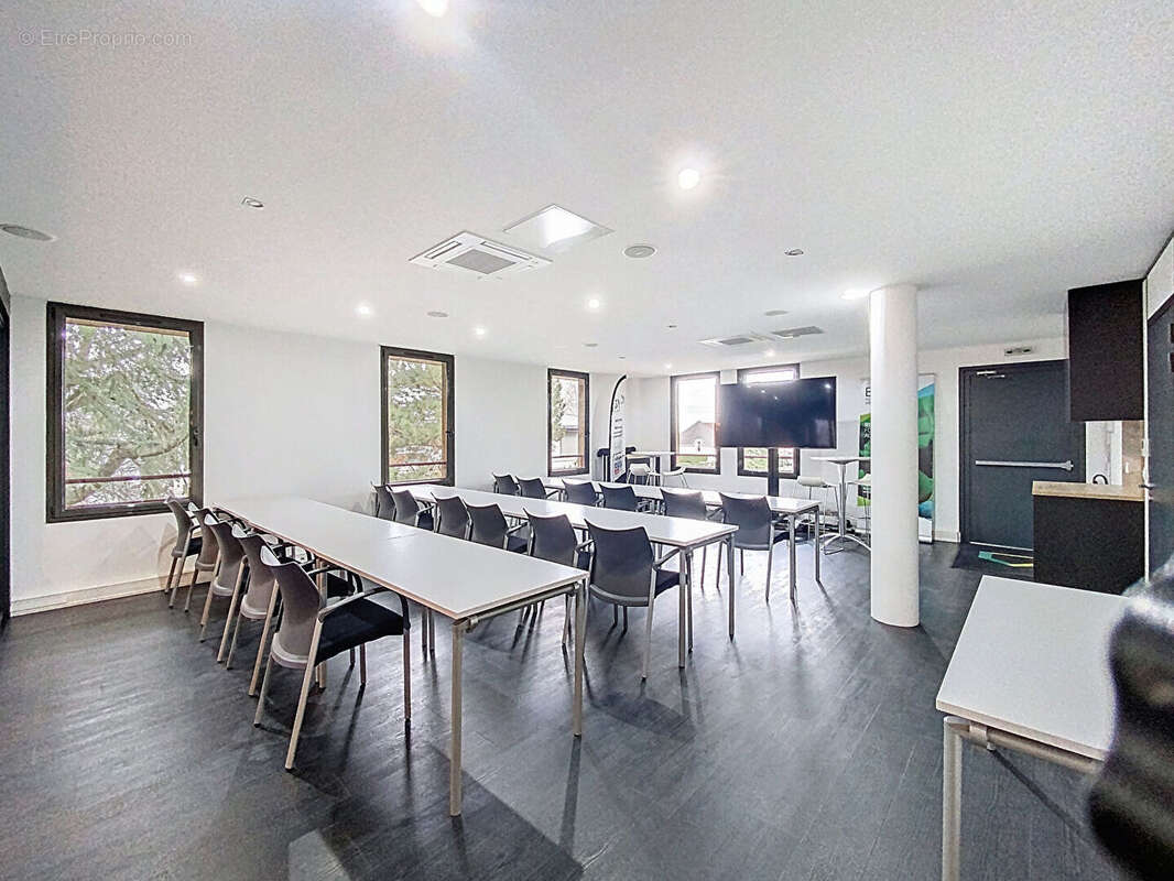 Commerce à MAGNY-LE-HONGRE