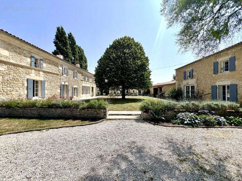 Maison à LA GRIPPERIE-SAINT-SYMPHORIEN