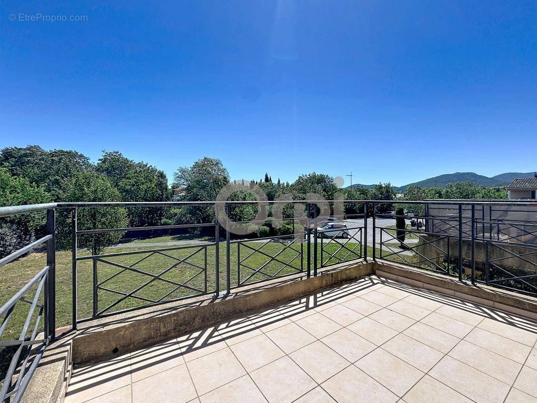 Appartement à ROQUEBRUNE-SUR-ARGENS