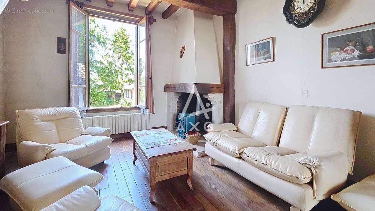 A Vendre à AMILLY  Maison de charme avec séjour cathédrale et dépendance de plus de 70 m² - photo 4