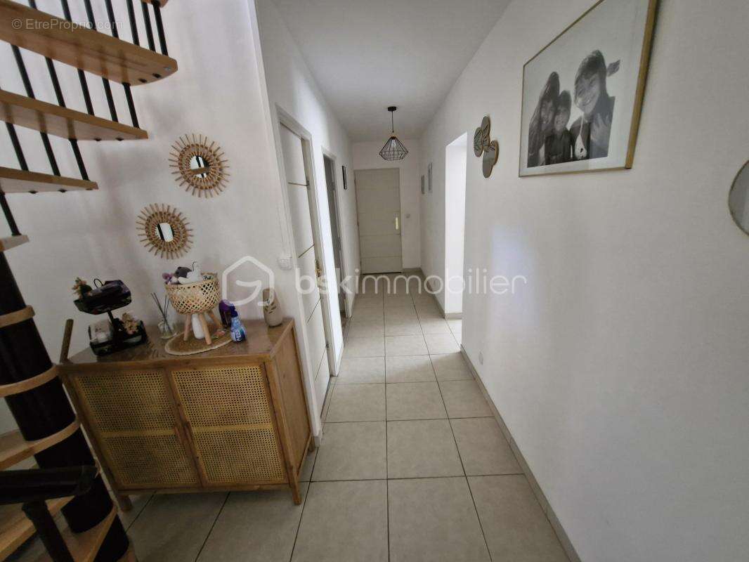 Charmante maison de 145m2 sur son terrain clos de 2224m2 dans un environnement calme à Mouleydier - photo 3