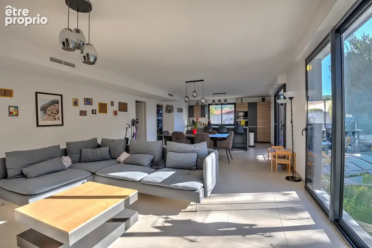 LA MÈDE   Maison récente de plain-pied avec piscine et belles prestations - photo 4