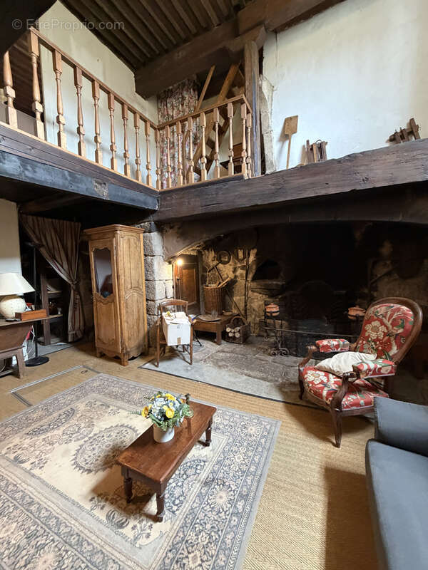 Maison à SAINT-JUST-MALMONT