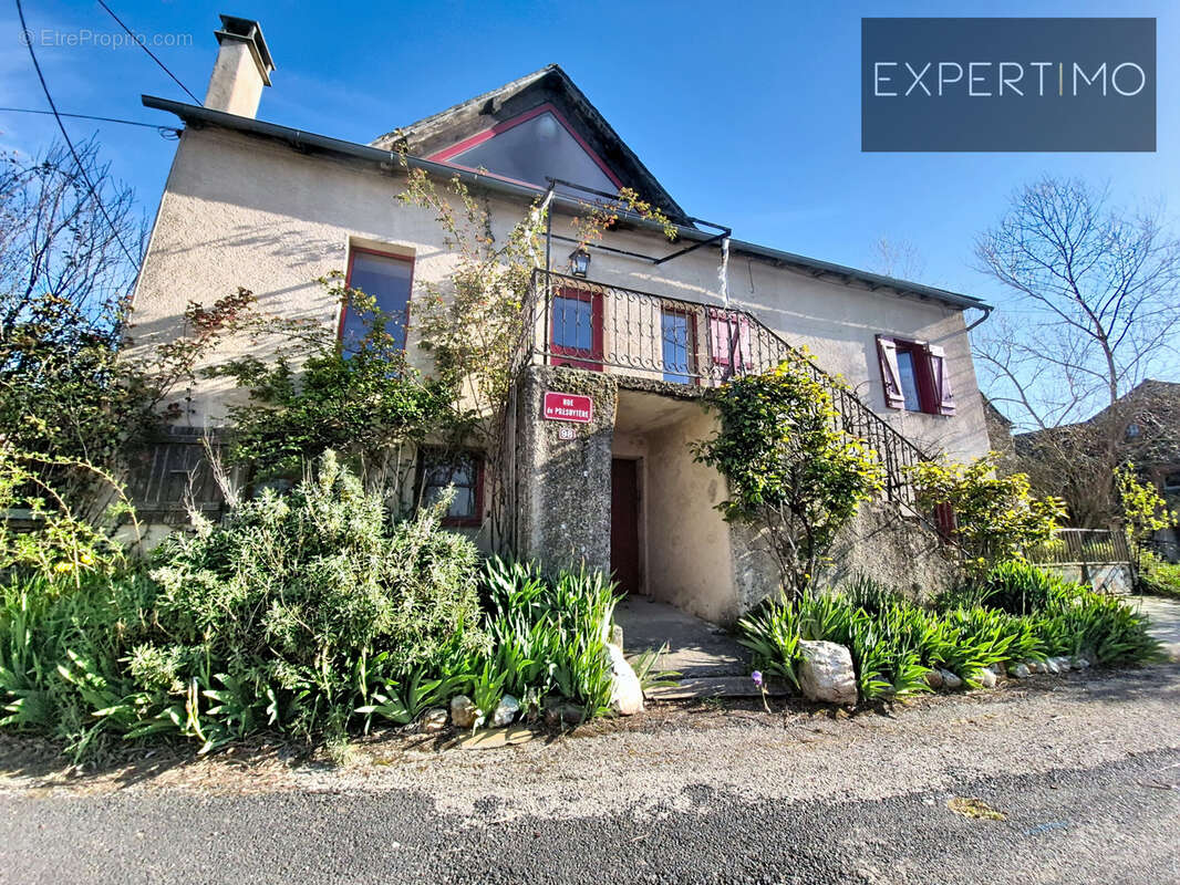 Ensemble immobilier unique : 2 maisons rénovées + studio + grange + 2 800 m2 de terrain   rentabilité & qualit - photo 2